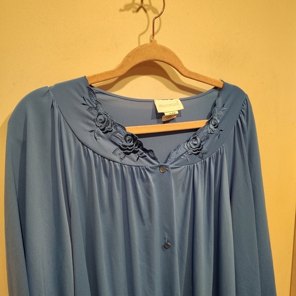 Shadowline Women's Blue Embroidered Nylon Button Front Robe Sz 1X Loungewear - Picture 4 of 6